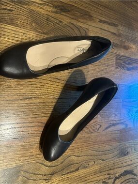 Clarks Black Leather Women's Mid-Heel Pumps
